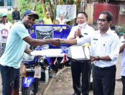 Wawali Ternate Serahkan Satu Unit Kaisar Pengangkut Sampah di Pantai Tobololo