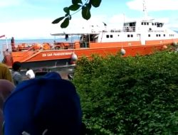 Warga Tokaka Serang Kapal Basarnas dengan Batu