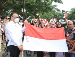 Semarakkan Hut RI, Pemprov Malut Bagi 1000 Bendera ke masyarakat