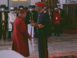 Wapres Terima Gelar “Nau Manyira Ngofa Kadato Nyili Gulu-Gulu” Kesultanan Tidore