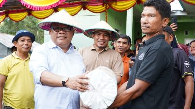 Sekda Maluku Utara Serahkan Alat Pertanian ke Petani di Kota Ternate