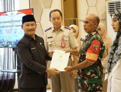 Staf Ahli Wakili Gubernur Malut Serahkan Sertifikat Tanah Secara Simbolis