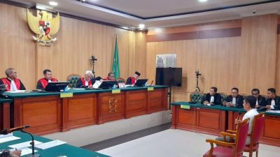 Sidang perdana kasus dugaan suap proyek Gubernur Maluku Utara, Abdul Ghani Kasuba, dengan terdakwa Kristian Wuisan di Pengadilan Negeri Ternate.