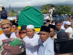 Tangisan Masyarakat Malut Pecah saat Antar Jenazah AGK