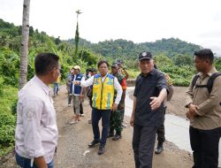 Tinjau Jalan Putus di Oba, Wagub Malut Pastikan Dibangun Setelah Lebaran
