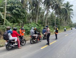 Dokuno Erupsi, Brimob Polda Malut Aksi Bagi Masker