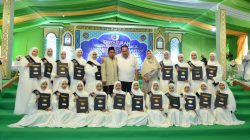 Haji Robert bersama Tahfidz Al-Qur’an Santri Pesantren Ulumul Qur’an di Depok.