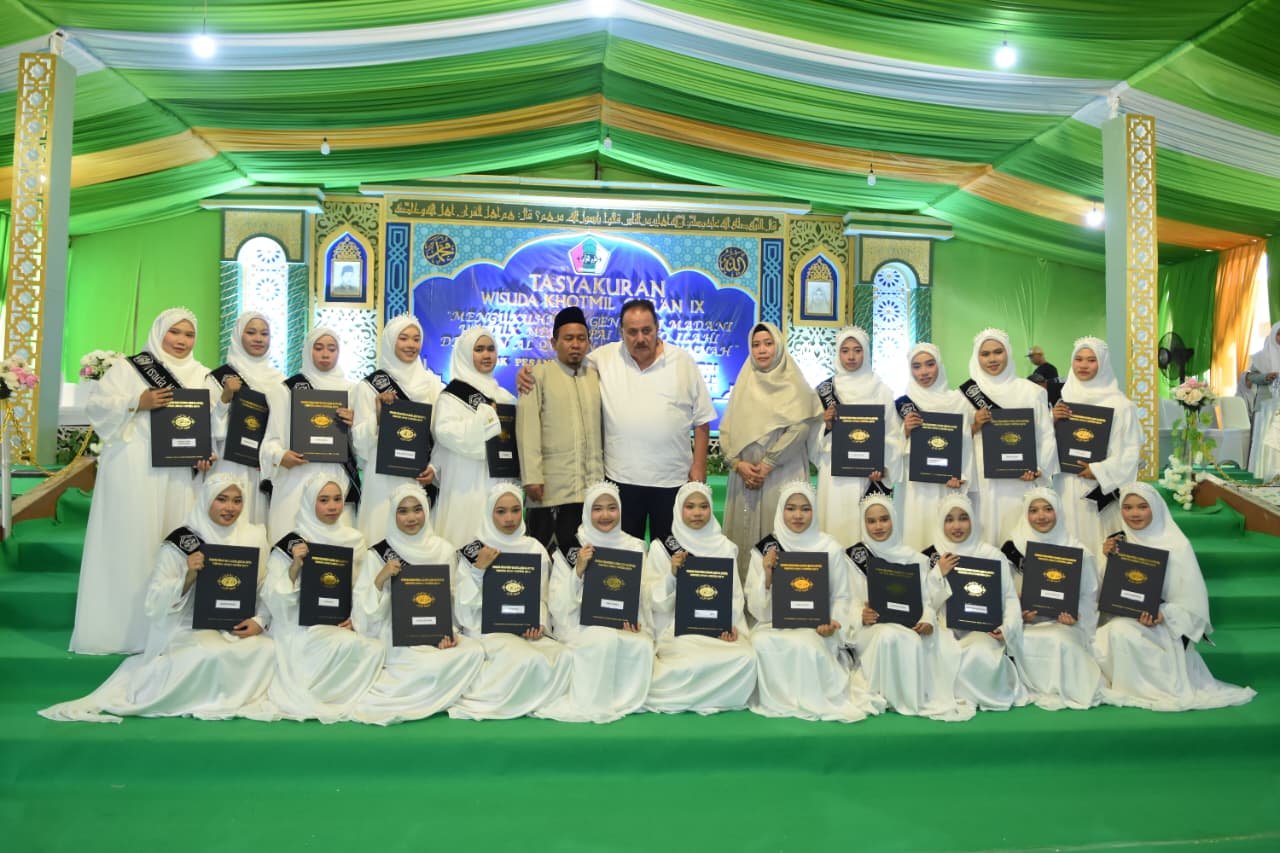 Haji Robert bersama Tahfidz Al-Qur’an Santri Pesantren Ulumul Qur’an di Depok.