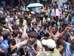 Gubernur Sherly Pastikan Dibangun Pemecah Ombak di Pesisir Jambula