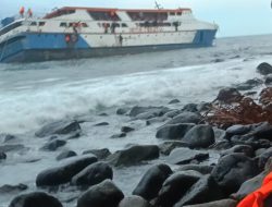 Kapal Intim Teratai Menuju Ternate Kandas di Perairan Makian, Evakuasi Terkedala Ombak